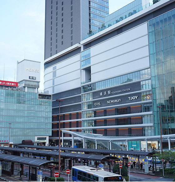 横浜駅前のバスターミナルの様子