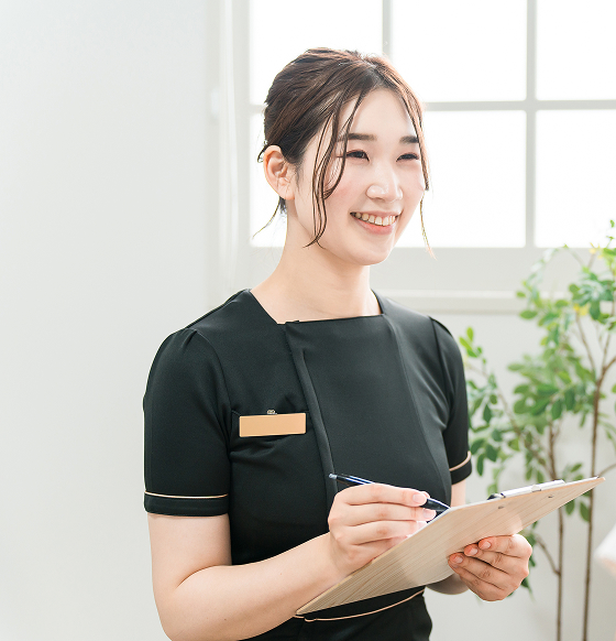 黒い制服を着た女性がカウンセリングしている様子